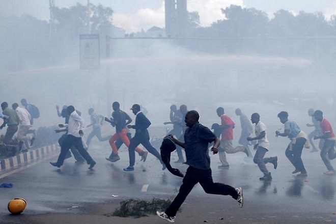 Isbaheysiga CORD taageerayaashiisa iyo ciidanka booliska dalkaKenya oo isku farasaarey Nairobi.