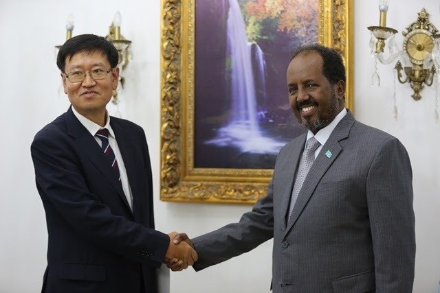 S/ koria iyo Swizerland oo safaarado ka furtey Soomaaliya/waraaqihii aqoonsiga safiiro laga gudoomey.