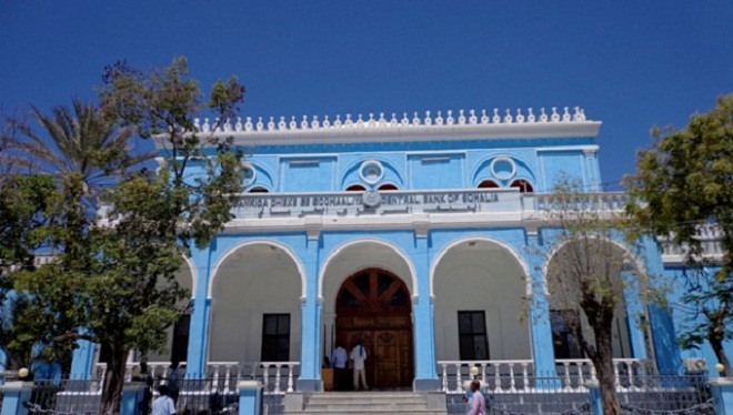 Bashiir Ciise Gudoomiyaha Bankiga Dhexe oo qirey in bankiga lacag laga dhacey.