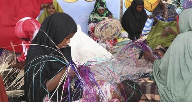 Degmada Cadalle oo Haweenka Barakacayaashu noloshooda farsamada gacanta ku deberaan.