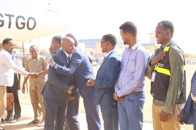 Wasiirka Duulista Hawada Omaar oo u Kuur gelaya Ammaanka Garoonka Kismaayo Booqasho uu ku Tagey.