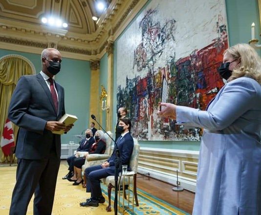 Axmed Xuseen Somali Canadian ah oo Markii Afaraad Wasiir Loo Magacaabey iyo Xilka Loo Dhiibey.