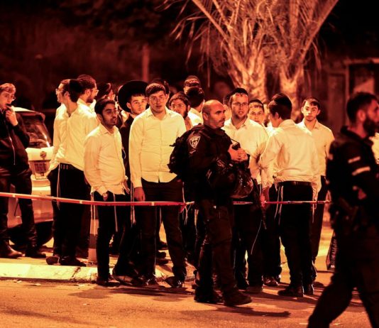 Falastiiniyiin Dad Ku Laayey Duleedka TEL-AVIV oo Booliska Israa’iil ku Raad Joogaan Sidii Loo soo Qaban Lahaa.