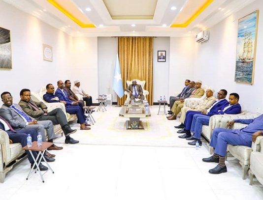 Guddoomiyaha Golaha Shacabka Sh Aadan Madoobe oo kulan la qaatey Mucaaradka K/galbeed.