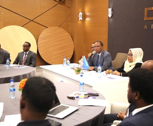 Wasiir Maaliyadeedyada Dawladda Dhexe iyo Dawlad Goboleedyada oo Shir uga Furmay Magaalada Muqdisho.