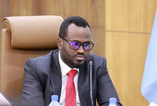 In La Aqbalo Amarrada Al-shabaab oo Maamulka Hirshabeele Digniino Adag Kasoo Saarey.