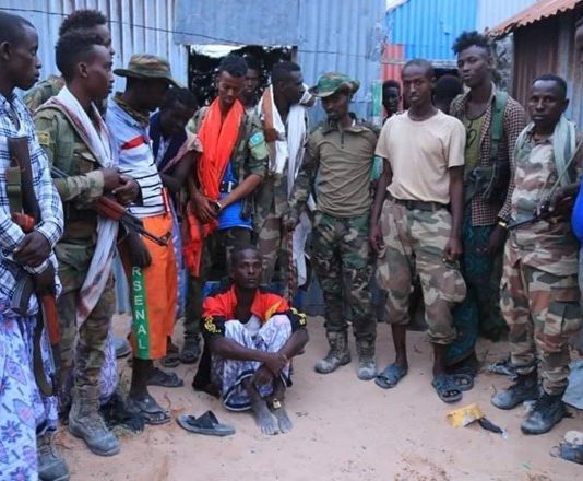 Saraakiil ka Tirsanaa Al-shabaab oo Ciidamada Xoogga iyo Kuwa Deegaanku Gacanta ku Dhigeen.