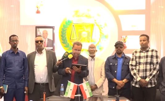 Daawo: Xildhibaano Isugu Jira Golaha Wakiilada Somaliland iyo Golayaal Deegaan oo Baaq Soo Saarey.