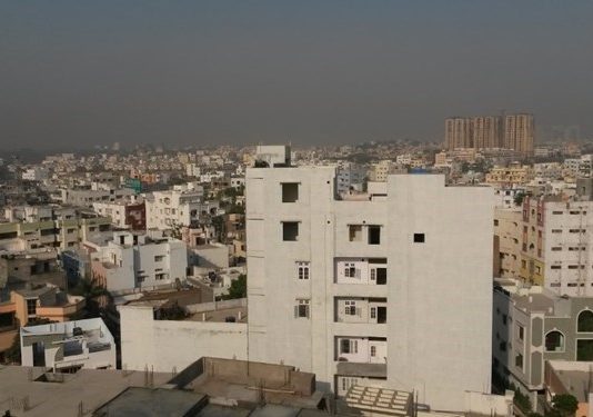 Haweeney Soomaaliyeed Ku Dhimatey Dalka India oo Su’aalo Leyska Weydiinayo Geerideeda.