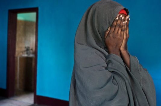 Nin ku Eedeysnaa Kufsi iyo Afduub oo Booliska Saldhigga Dharkeynley Gacanta Kusoo Dhigeen.