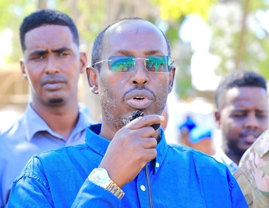 Yuusuf Xuseen Jimcaale Maddaale Gud.Gobolka Banaadir oo Ka Hadley Muuqaal Muujinaya Isagoo Dad Garaacaya.
