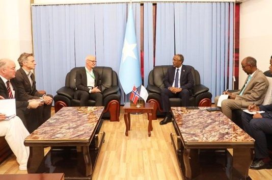 Wefdi ka Socdey Dalka Norway oo Wasiirka Arrimaha Debedda Soomaaliya ku Qaabilay Muqdisho.