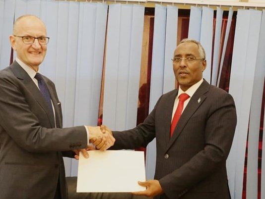 Danjiraha Cusub ee Dalka UK oo Wasiirka Arrimaha Debedda Soomaaliya Waraaqaha Aqoonsiga Ka Gudoomey.