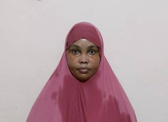 Haweeney Ku Eedeysan Dilka Wiil uu dhaley Ninkeeda oo Booliska Soomaaliya Soo bandhigeen.
