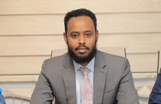 Madaxii Hay’adda Socdaalka iyo Jinsiyadaha Cabdulqaadir Cilmi Cali (Cabdul) oo Iscasiley.
