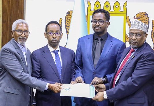 Nuqulkii Heshiiskii Madasha Wadatashiga Qaranka oo Gudoonka Labada Aqal ku Wareejiyeen Gudiga Dib u eegista Dastuurka.