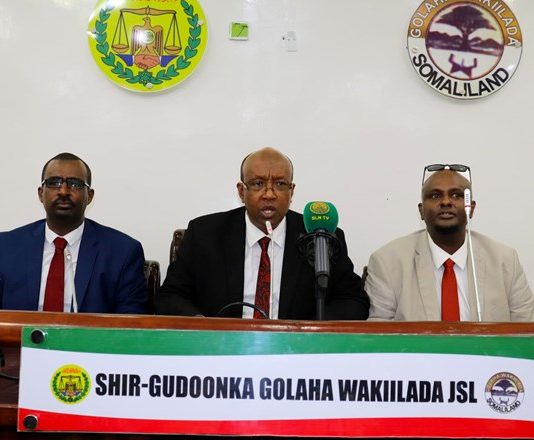 Gudoomiyaha Golaha Wakiilada Somaliland oo Tartan Adag Maraya kadib iscasilaadi Gudoomiyihii Hore.