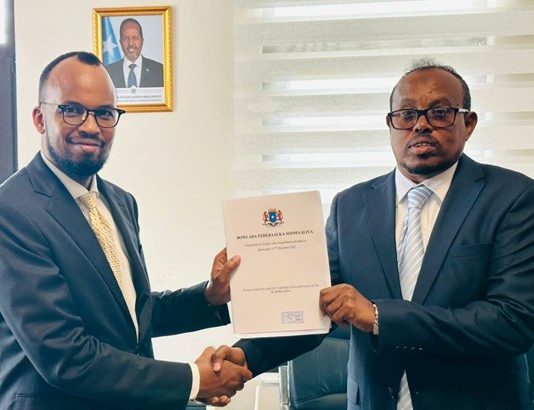 Barlamaanka Federalka Soomaaliya oo Wasaaradda Maaliyaddu usoo Gudbisay Xisaab Xirka 2022.