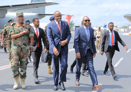 Daawo Sawirro: Aadan Barre Ducaale Wasiirka Difaaca Dalka Kenya oo Magaalada Muqdisho Soo Gaarey.