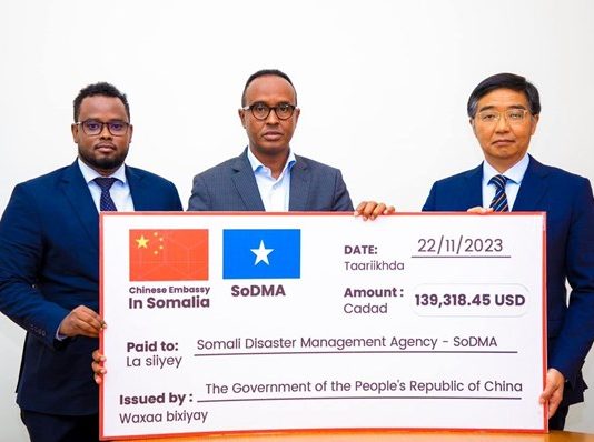 Hay’adda SODMA ee Maareynta Masiibooyinka oo Safaaradda Dalka Shiinaha Ka Gudoontay Deeq Lacageed.