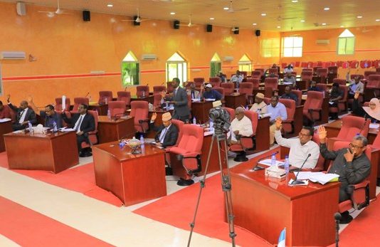 Meel Marinta Xeerka Doorashooyinka Puntland oo Sababey Gacan ka hadal Xubnha Barlamaanka Dhexdiisa ah.