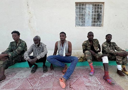 SSC- Khaatumo oo Soo Bandhigtay Maxaabiis ay ka Qabsatey Ciidamada Somaliland.