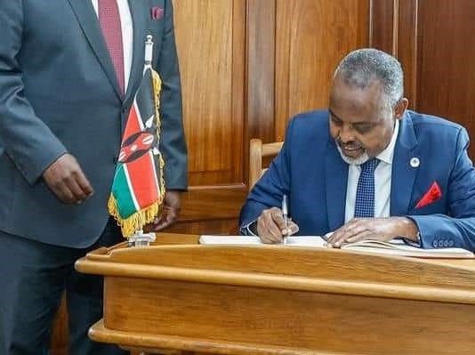 Maxamuud Axmed Tarsan Safiirkii Soomaaliya u Fadhiyey Kenya oo Dawladda Kenya U Sameysay Sagootin.