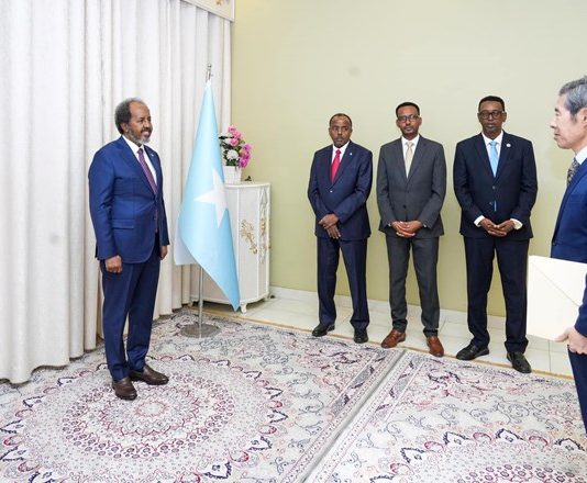 Madaxweyne Xasan Sheekh oo Maanta Afar Safiir Ka Gudoomey Waraaqaha Aqoonsiga.