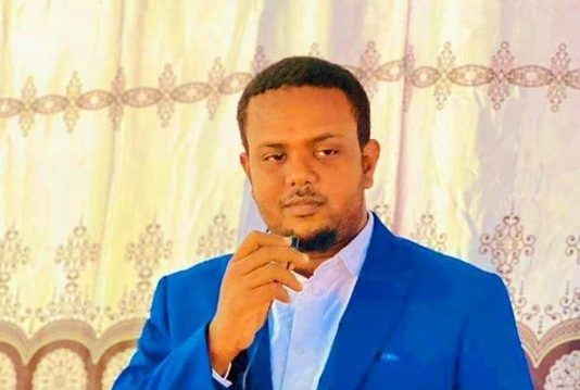 Macallin Iskuul Loo Dilay Canaan uu Siiyey Mid Kamid ah Ardeydii uu Wax Barayey.