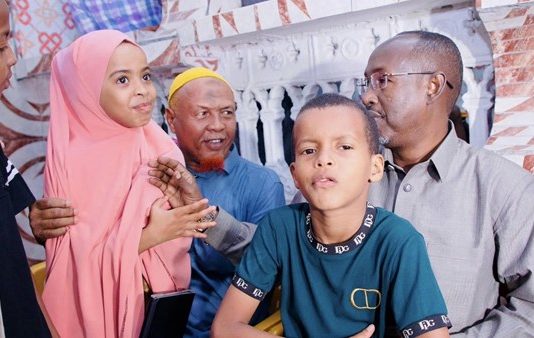 Gudoomiyaha ahna Duqa Magaalada Muqdisho Yuusuf Xuseen oo Sheegay in uu Kafaalo Qaadayo Caruurtii Hooyadood la Gubey.