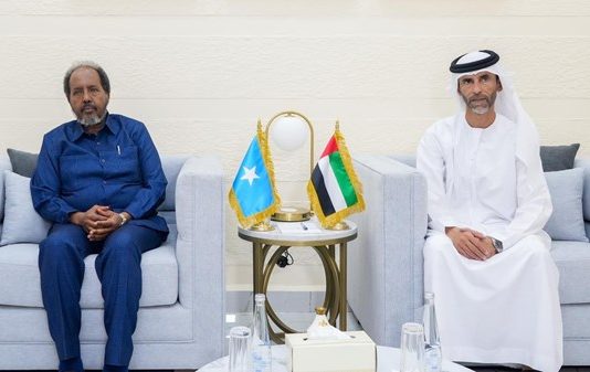 Safaaradda Dalka Imaaraadka Carabta ee Muqdisho oo Madaxweyne Xasan Sheekh Booqasho ku Tagey