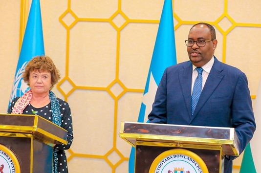 Wakiilka Qaramada Midoobey ee Soomaaliya oo Kulan La Qaatey Madaxwynaha Puntland Saciid Deni.