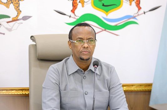 M/weyne Cali Guudlaawe oo Xilkii Ka Qaadey Gudoomiyihii Gobolka Hiiraan.C/llaahi Axmed Maalin.