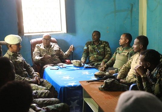Dardargelinta La Dagaalanka Al-shabaab oo Taliyaha Ciidanka Xogga Dalku Xarardheere U Tagey.