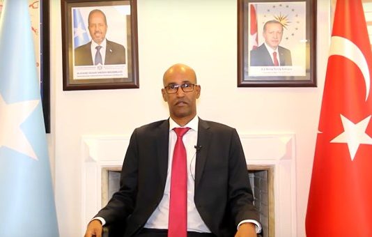 Daawo: Safiirka Soomaaliya u Fadhiya Dalka Turkiga oo Booqasho Ugu Tagey Maxaabiis ku Xiran Xabsiyada Dalkaas.