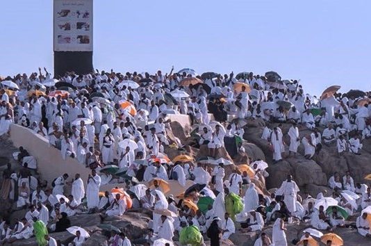 Ku Dhawaad 2 Million Xujey ah oo Maanta ku Sugnaa Buurta Carrafa Si ay u Gutaan Xajka Sanadkan.