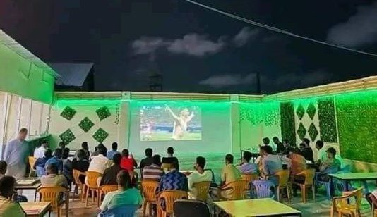 Maqaaxi Lagu Daawanayey Ciyaartii Xaley Dhexmartey Spain iyo England oo Qarax ka dhacey ay ku Dhinteen Shan Qof.