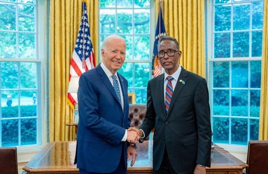 Safiirka Cusub ee Dalka Mareykanka ay Soomaaliya Magacowday oo Waraaqihii Aqoonsiga Laga Gudoomiyey.