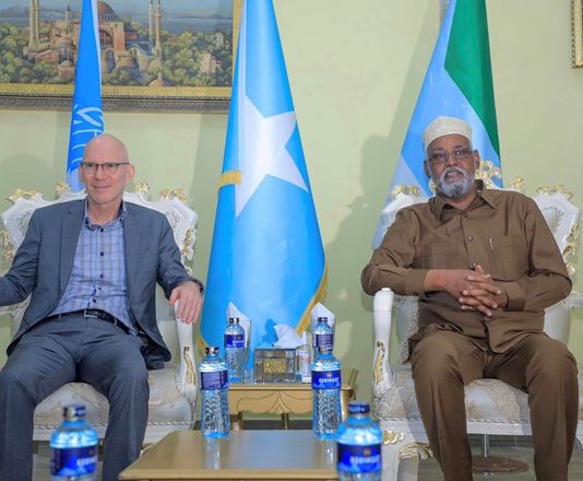 Madaxweynaha Jubaland Axmed Madoobe iyo Wakiilka Qaramada Midoobey James Swan oo Kulan Yeeshay.