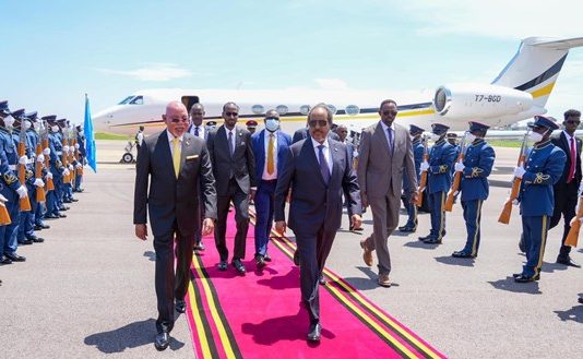 Madaxweyne Xasan Sheekh oo Gaarey Dalka Uganda ee Ciidamadu ka Joogaan Soomaaliya.