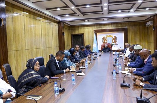 Gudoomiyaha Golaha Shacabka Sheekh Aadan Madoobe oo Kulan La Yeeshay Gudiga Doorashooyinka iyo Soohdimaha.