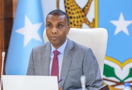 Ra’iisal Wasaaraha Dawladda Federalka Soomaaliya Xamze Cabdi Barre oo Bulshada iyo Ganacsatada ugu Baaqay in ay Hubka u Qaataan Al-shabaab.
