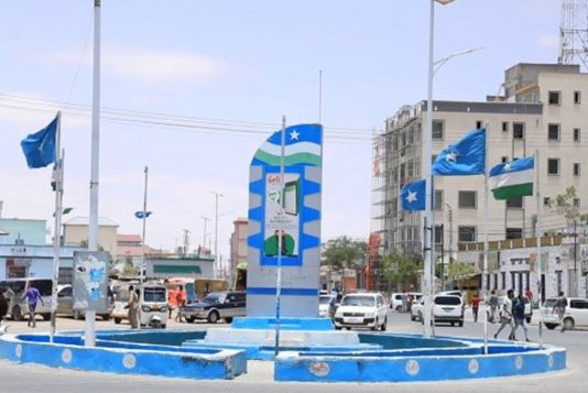 Mid ka Mid ah Ciidamada Puntland oo Garoowe ku Ku Toogtay Labo kamid ah Shaqaalaha Dawladda Hoose.