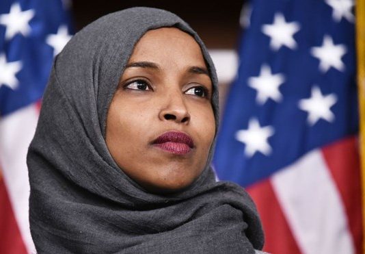 Xildhibaanad Ilhaan Cumar oo Sheegtay in Lala Xisaabtamo Kooxda RSF iyo Imaaraadka Carabta Xasuuqa Gobolka Darfuur ka Dhacay.