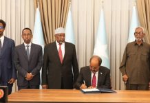 Madaxweynaha Jamhuuriyadda Federalka Soomaaliya Dr. Xasan Sheekh oo Saxiixay Dhaqan galka Dastuurka Rasmiga ah ee Dalka.