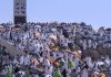 Xujey Malaayiin ah kana Kala Yimid Muslimiinta Caalamka oo Maanta Istaagay Buurta Carafa Si ay u Gutaan Waajibaadka Acmaasha Alle.