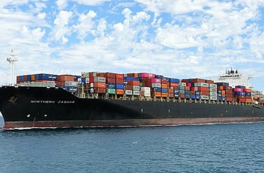 A cargo ship sank near the coast of Mogadishu, and the 18 crew members on board were rescued.