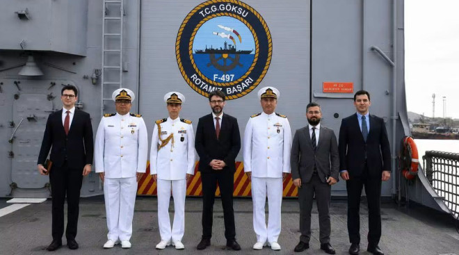 Markab Dagaal Dawladda Turkigu Leedahay oo Dekedda Magaalada Muqdisho ku Soo Xirtay.